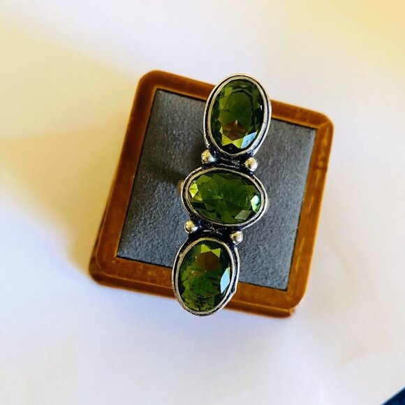 Genuine 3-Stone Peridot 925 Silver Ring - Size 7 - Picture 3 of 6